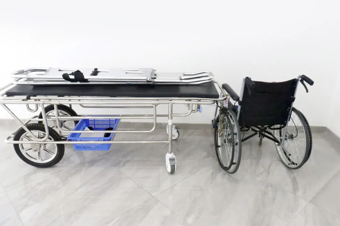 绵阳顾连康复医院为老人提供平车及轮椅