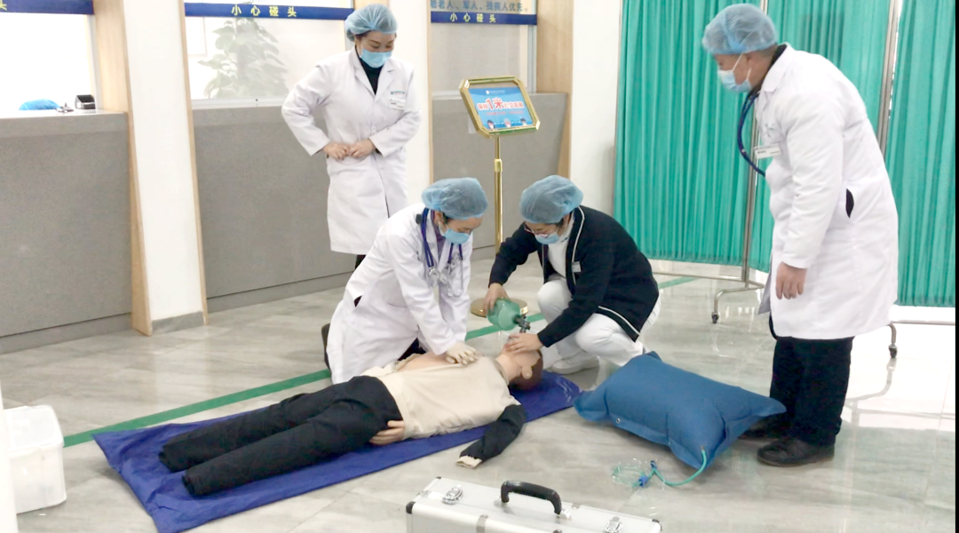 医院应急抢救小组继续为患者进行CPR