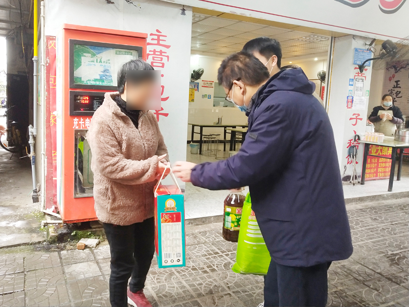 绵阳顾连老年医院党支部慰问贫困户