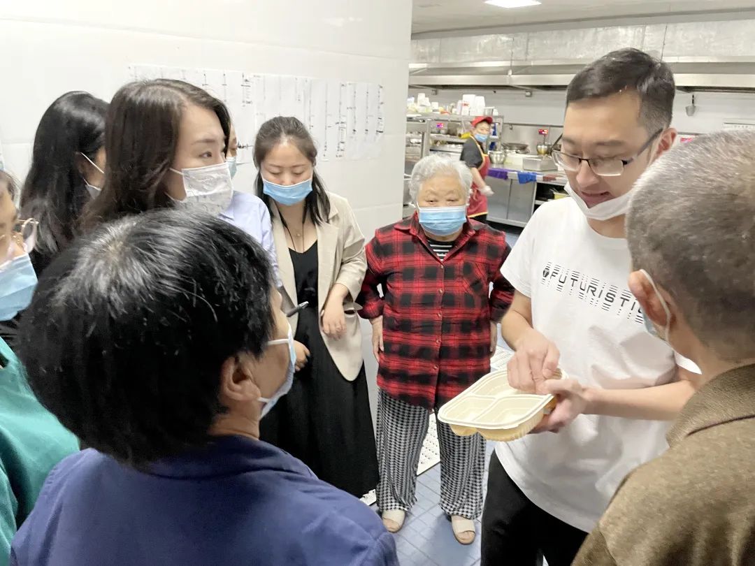 绵阳顾连康复医院给职工,患者家属讲解一次性餐具介绍 绵阳顾连康复医院给职工,患者家属讲解一次性餐具介绍