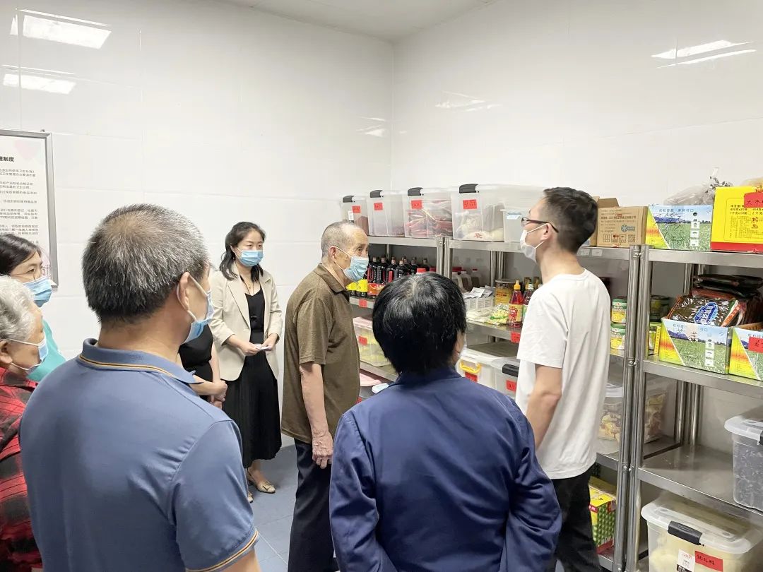 绵阳顾连康复医院职工,患者家属走进食堂库房 绵阳顾连康复医院职工,患者家属走进食堂库房