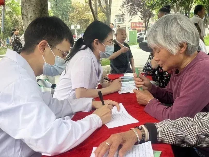 绵阳顾连康复医院携手绵阳市中心医院神经内科党支部、华裕路社区共同举行健康普查活动