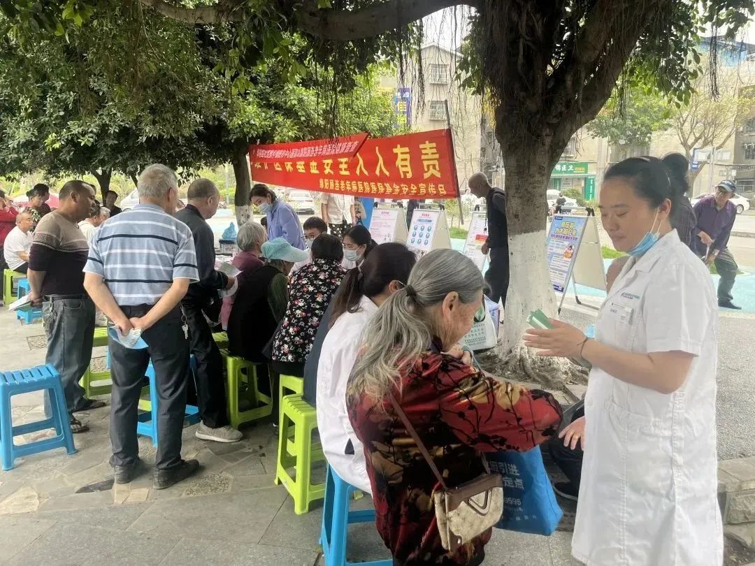 绵阳顾连康复医院医护团队免费为社区居民进行血压、血糖测量