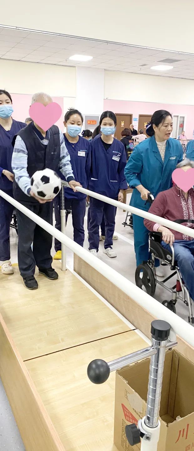 绵阳顾连康复医院作业治疗OT小组活动之抛瑜伽球踢足球