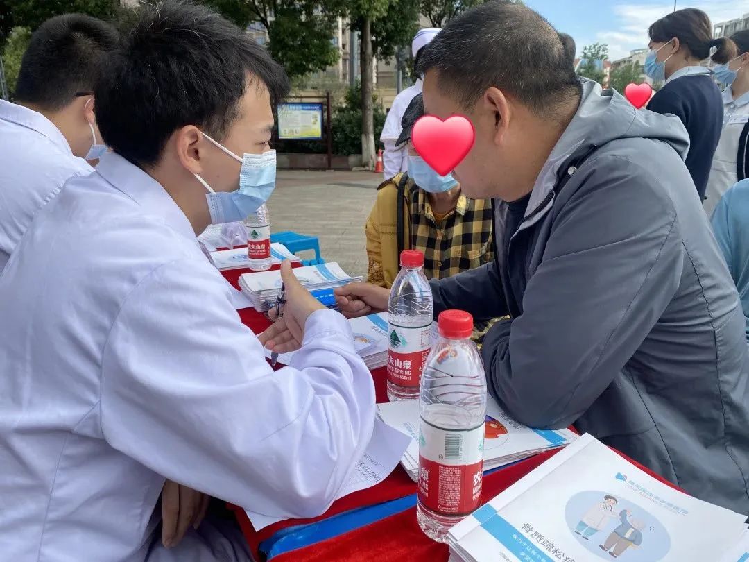 绵阳顾连康复医院携手绵阳市市中心医院开展“科普促健康、携手向未来——科普助力 防老佑民”义诊系列活动