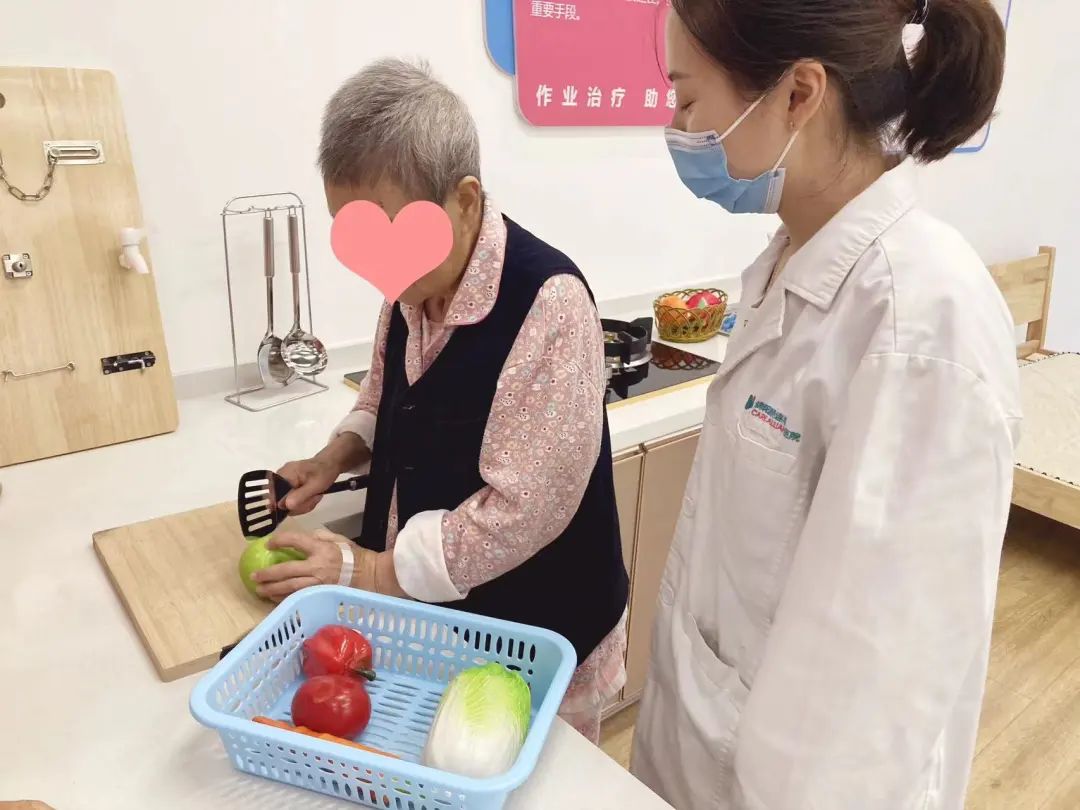 绵阳顾连康复医院医生指导病人进行作业康复治疗训练