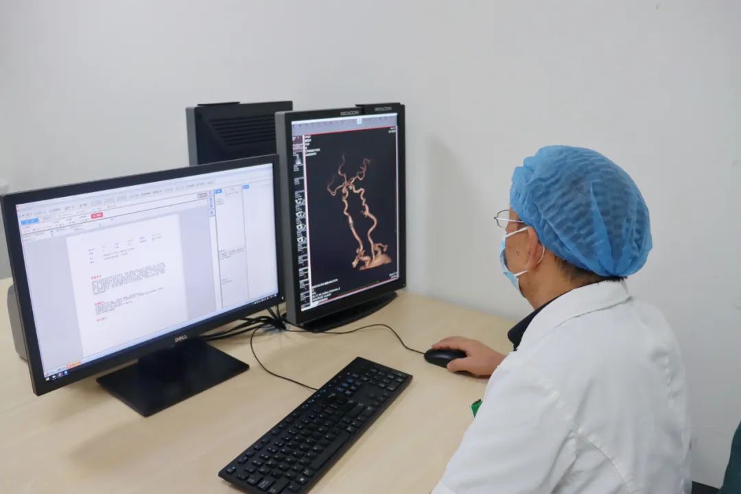 绵阳顾连康复医院医生在查看头颈联合动脉3D成像检查结果