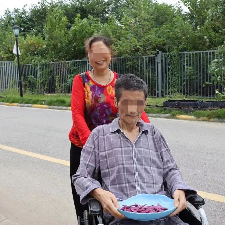 绵阳顾连康复医院患者服务部的小姐姐们带领患者及其家属在我院“希望庄园”开展“秋收播种”活动