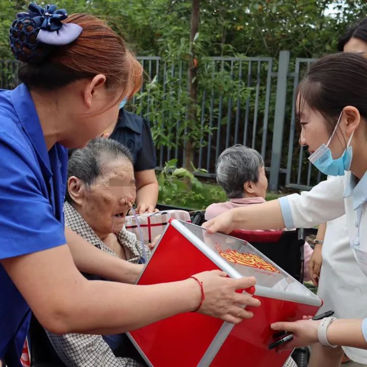 患者服务部的小姐姐们组织了激动人心的抽奖活动