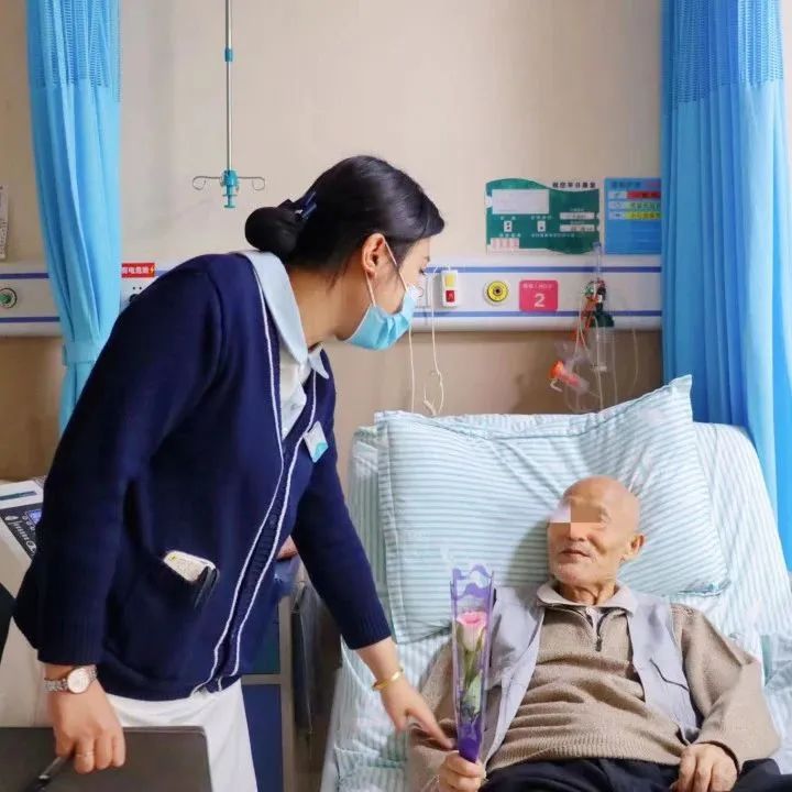绵阳顾连康复医院暖心过重阳之为病床老人送上鲜花