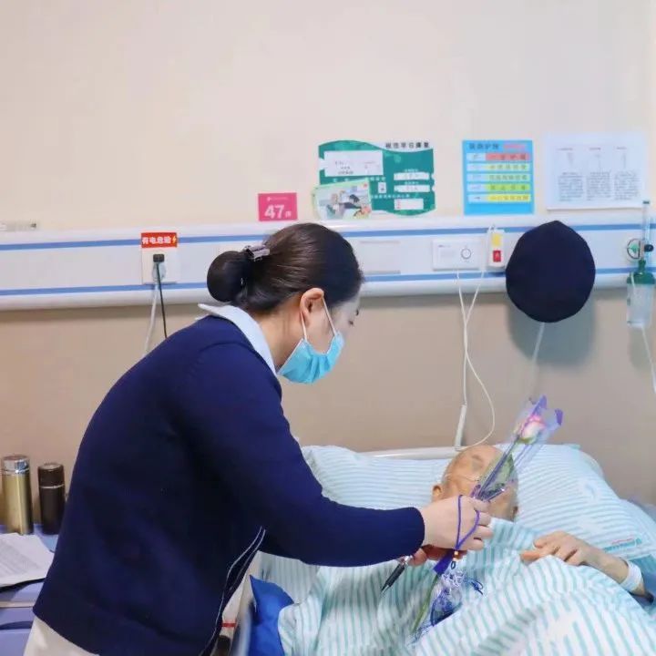 绵阳顾连康复医院暖心过重阳之为病床老人送上鲜花