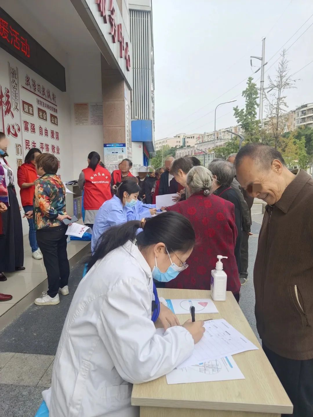 绵阳顾连康复医院九九重阳进社区老年健康宣教