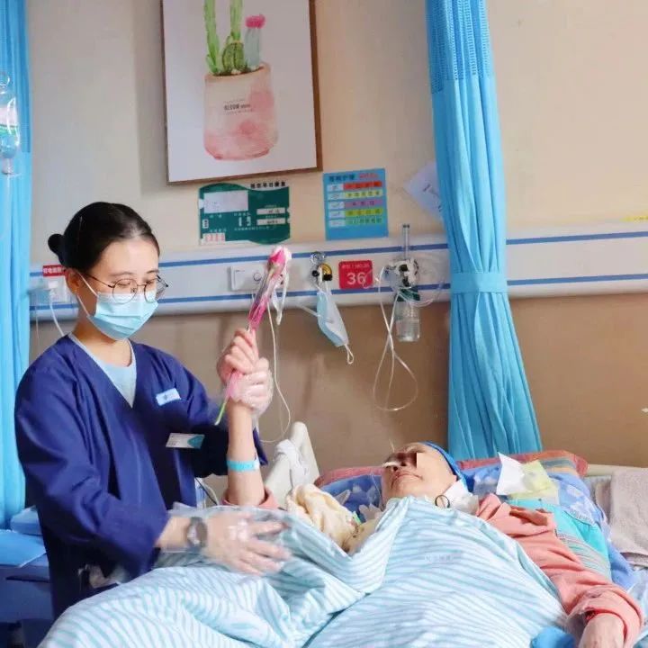 绵阳顾连康复医院暖心过重阳之为病床老人送上鲜花