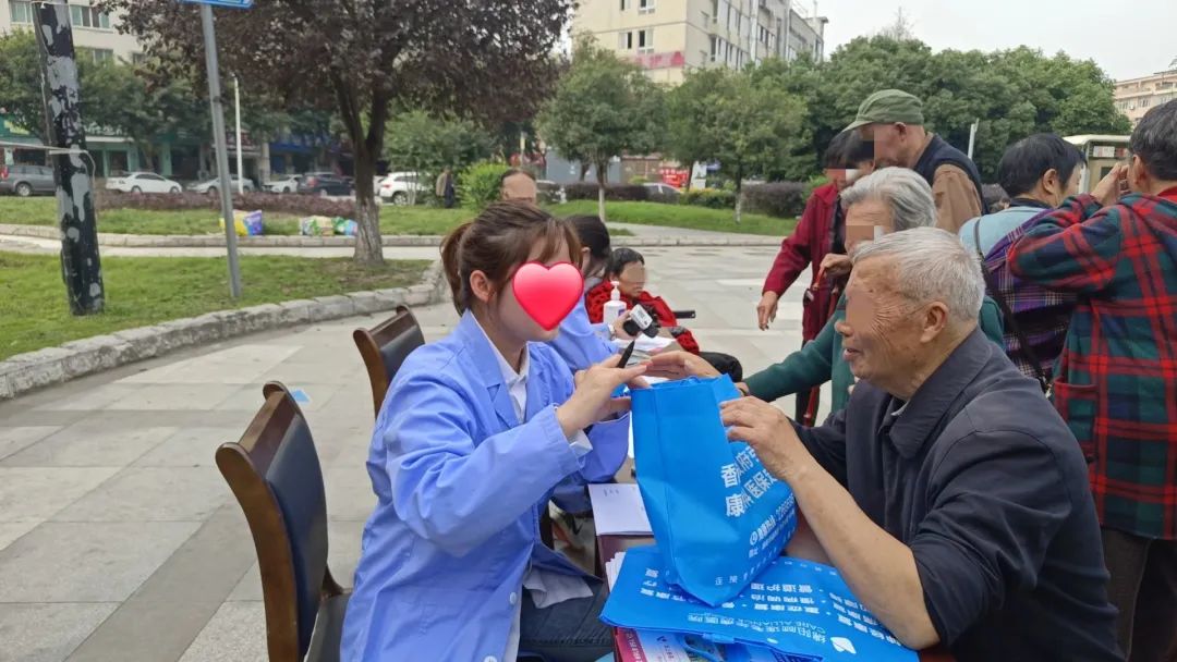绵阳顾连康复医院“九九重阳 守护健康”重阳温暖进社区活动