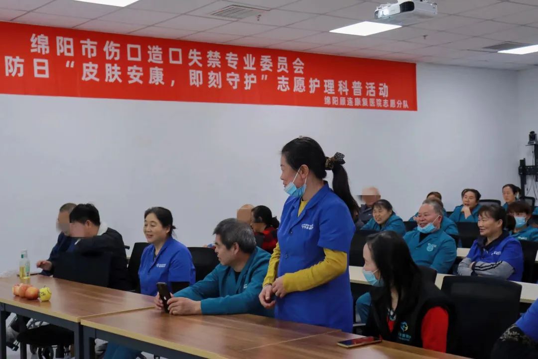 护理人员用苹果的不同阶段展示“压力性损伤的分期” 护理人员用苹果的不同阶段展示“压力性损伤的分期”