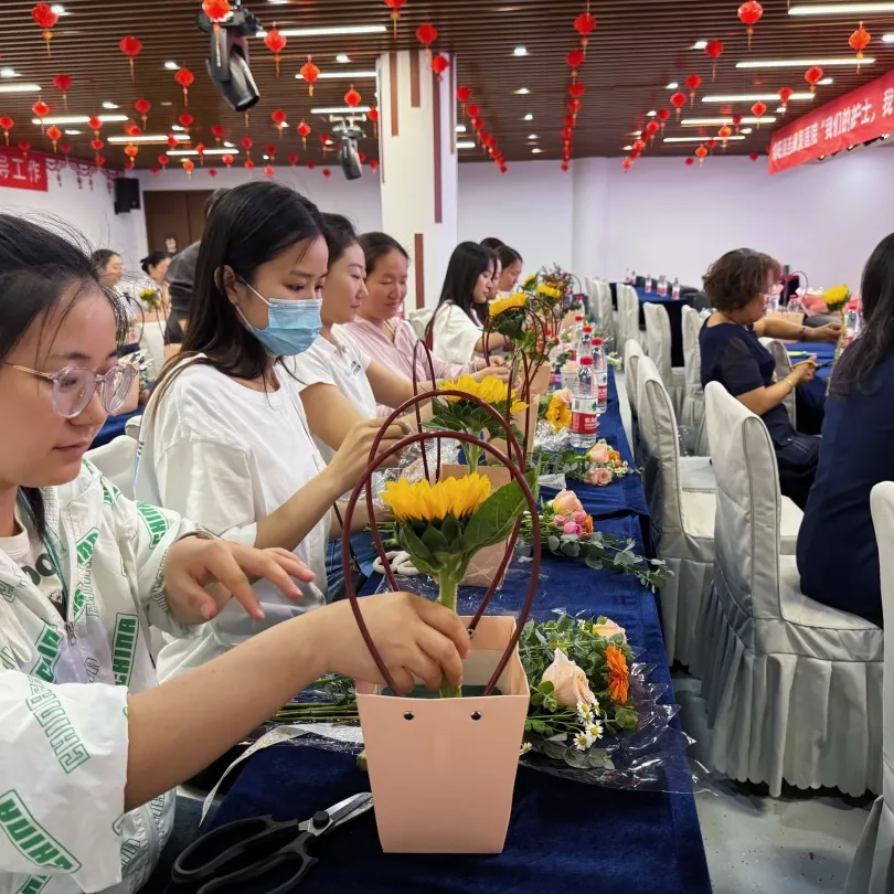 绵阳顾连康复医院护士节活动趣味插花