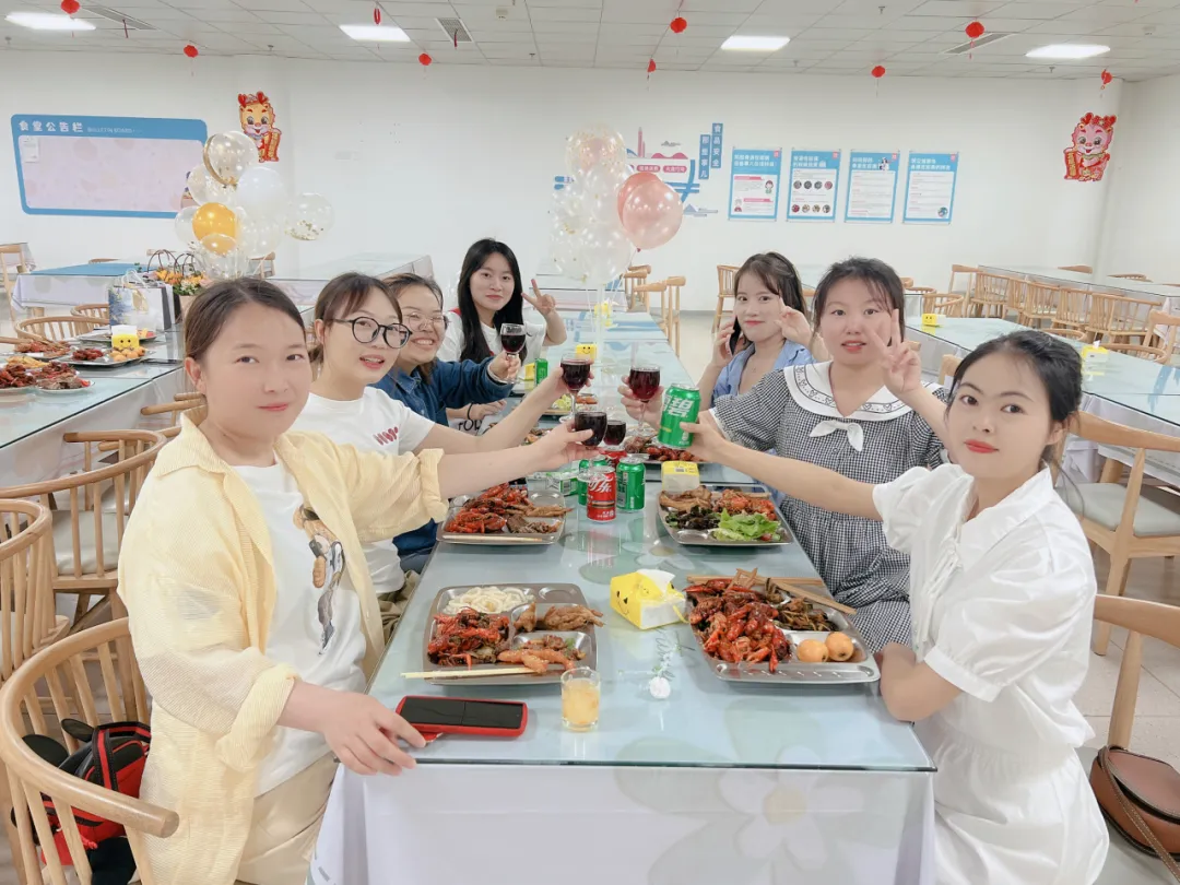 绵阳顾连康复医院护士节活动趣味插花