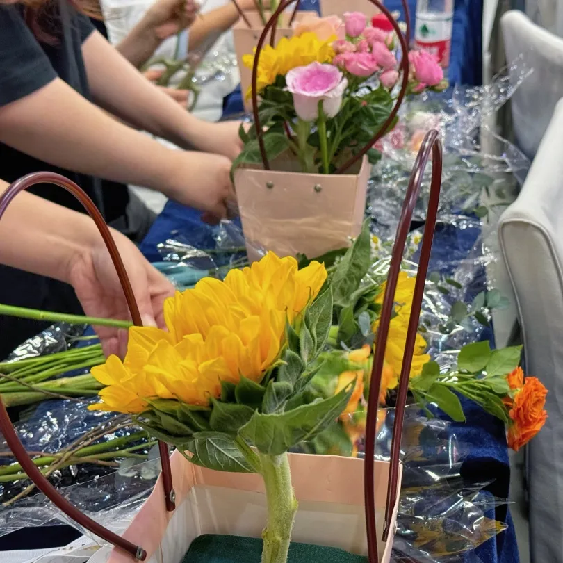 绵阳顾连康复医院护士节活动趣味插花