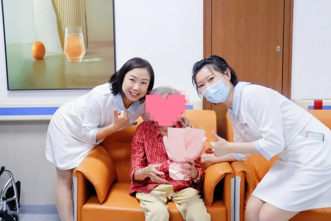 绵阳顾连康复医院为40余位在院教师患者送上节日祝福和礼物