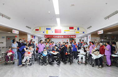 月圆人圆，以“手”传情 | 我们的中秋，在欢笑中温暖收官！