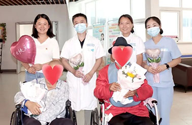 讲台育桃李，病房暖师心！我院为32位离退休教师患者送上别样芬芳