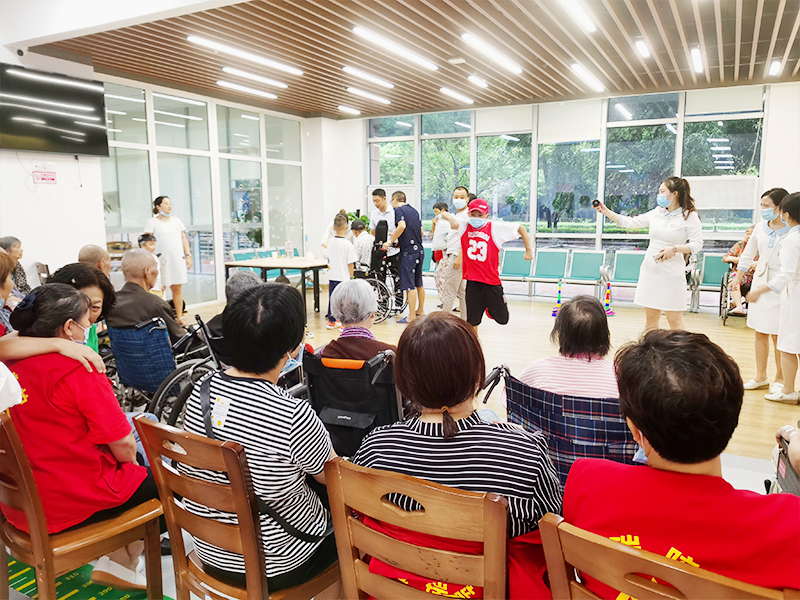志愿者小朋友为绵阳顾连老年医院老人表演节目
