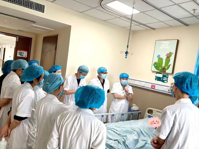 顾连医疗张安仁教授定期在绵阳顾连老年医院查房