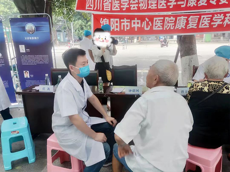 义诊专家在给义诊居民解答健康疑问