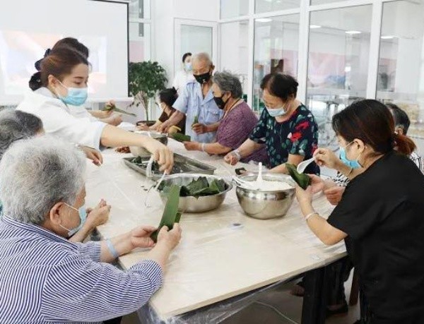 顾连温暖|我院举办“浓情端午 粽叶飘香”端午节包粽子活动。