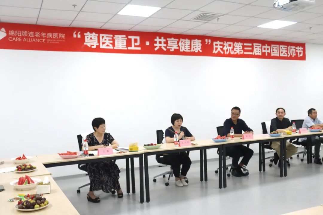 与会代表在绵阳顾连康复医院医师节上展开交流 与会代表在绵阳顾连康复医院医师节上展开交流