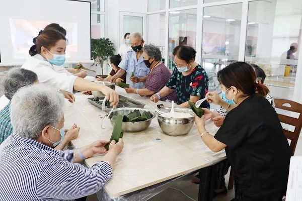 绵阳顾连康复医院节假日老年人手工活动