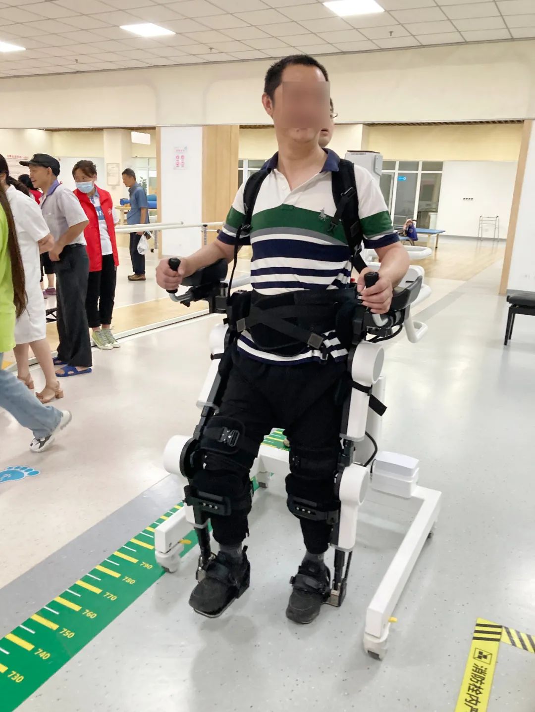 许爷爷穿上外骨骼机器人进行下肢康复运动训练
