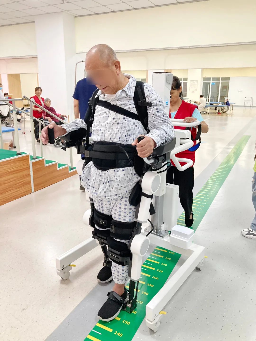 绵阳顾连老年医院患者在使用外骨骼机器人进行步行康复训练